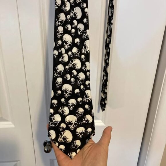 Treasure Island Vegas Skull Necktie - Picture 4 of 5